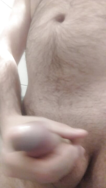 シャワーを浴びて、ペニスを弄りました。