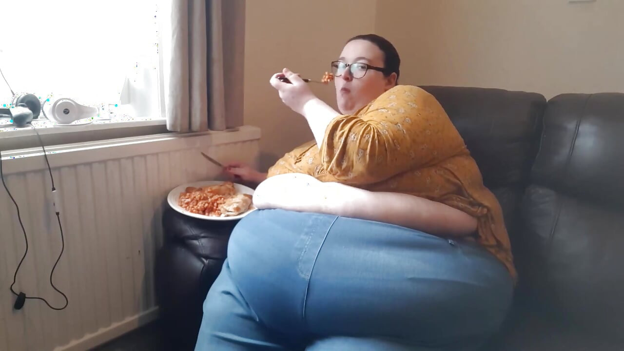 超级肥胖的白人美女在沙发上舔舐