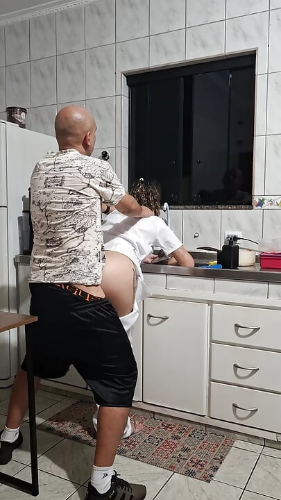 המשרתת נדפקה בתחת במטבח בזמן ששטפה כלים.