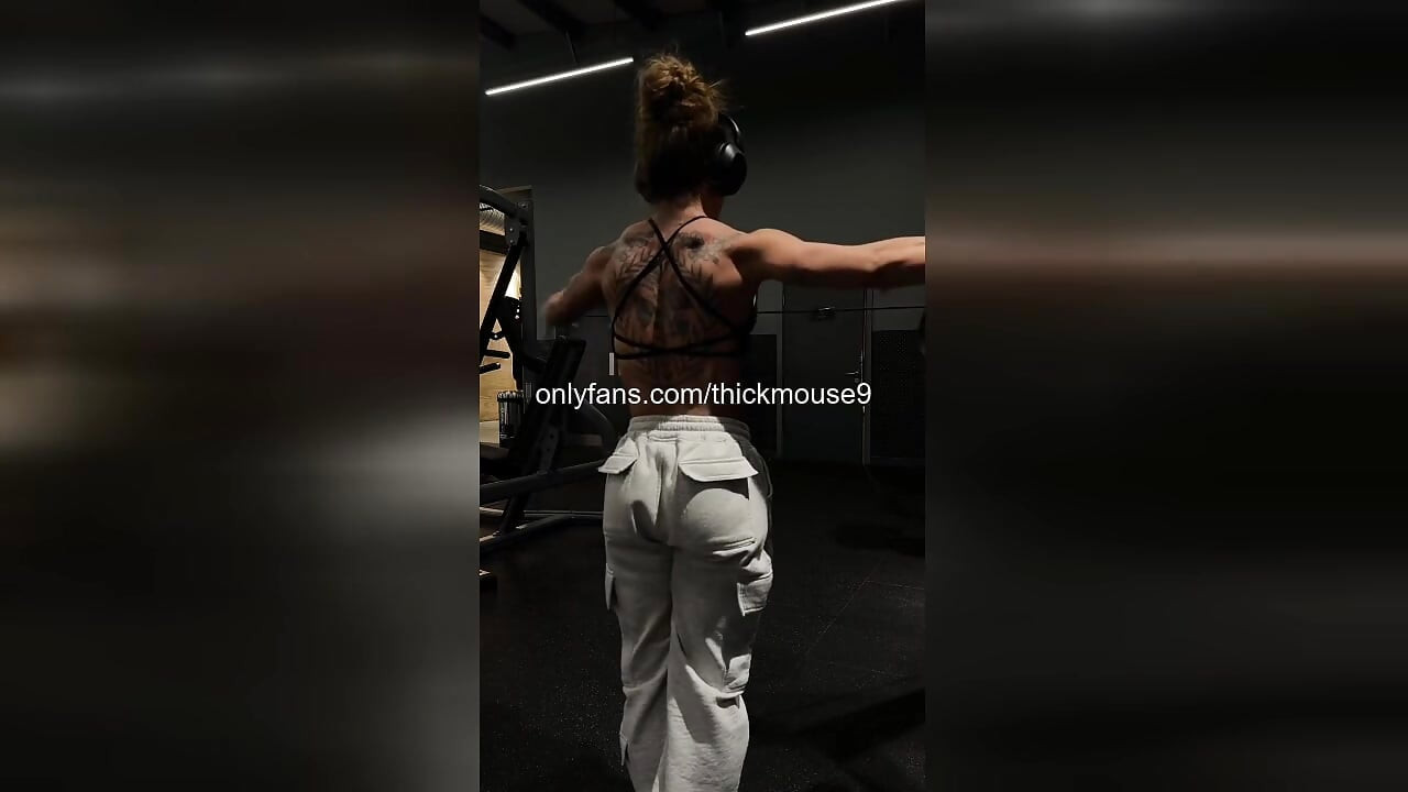 Iskliznuća pičke nevaljale tinejdžerke tokom instagram plesa uživo