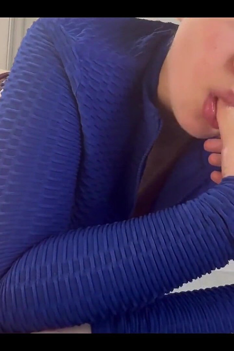 Cewek sange ini lagi asik muasin memeknya pakai dildo sampai muncrat