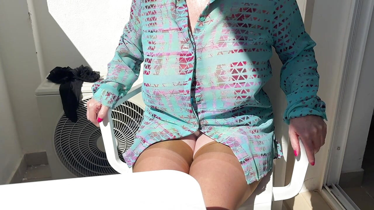 熟女脚太太在她的阳台上晒太阳 401