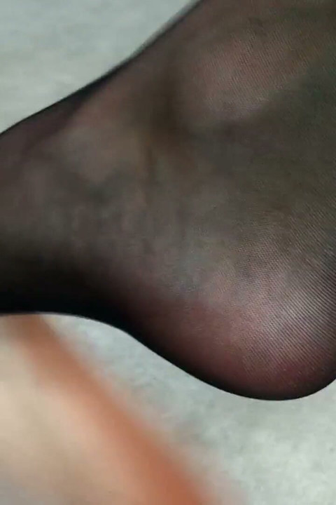 Colgando en pisos de ballet rosa en una tienda