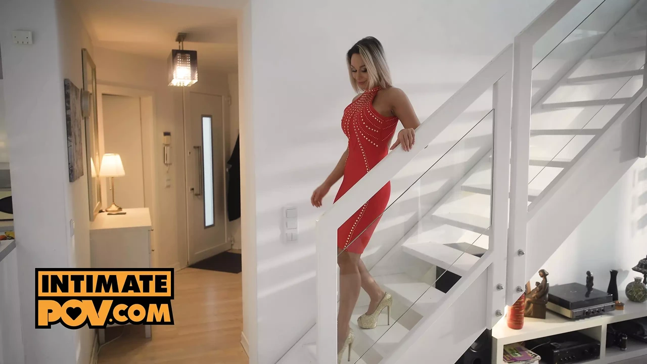 第一人称视角 - 和你的妻子Karina King和新女仆Alyssa Bounty的惊喜3P