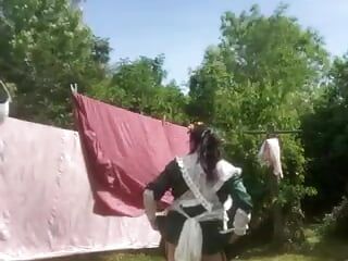 Çamaşırları asmak için ekici kıyafetlerinde