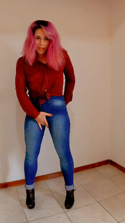 Pišaj i pišaj mi u tijelo i hlače