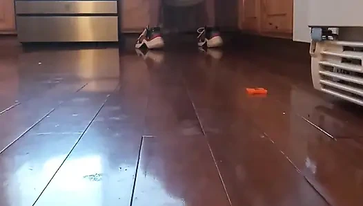 Dees Deep Clean. Dee si ibu-ibu nakal lagi bersih-bersih dan diajak rumah tanpa celana dalam.