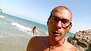 Être excité sur la plage mène à la brune