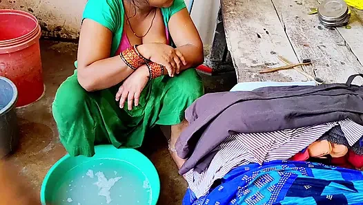 Desi bhabhi ne  bathroom me land chusha