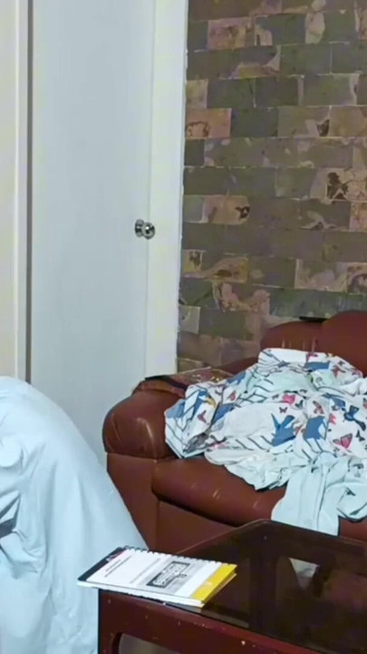 Trenutak koji morate vidjeti iz "Kod kuće s polusestrom sve je zabavnije... slušanje njezinih stenjanja i kako guta je"