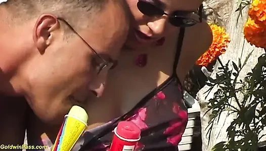 Ngentot di luar ruangan dan peregangan labia