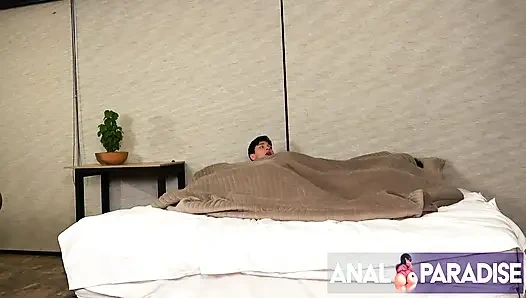 MEINE FREUNDIN HAT MICH BEIM FICKEN IHRER STIEFMUTTER ERWISCHT, DANN HAT DIE STIEFMUTTER UNS BEIDE ZU EINEM DREIER VERFÜHRT