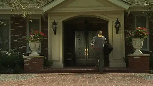 Длинноволосый любовник трахает свою жену в его собственном доме