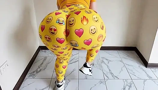Zıplayan emoji taytlı büyük