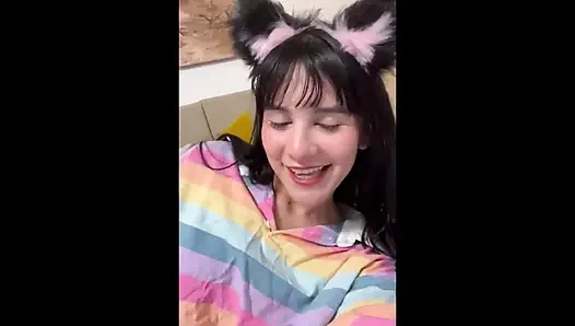 Мой сводный брат открывает меня в середине живого потока и в конечном итоге трахает меня - Danner Mendez и Min Galilea