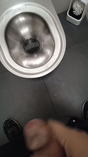 De la paille dans les toilettes publiques de l’aéroport