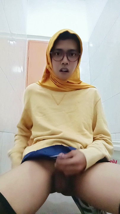 Hijab Asian Femboy na Nagjakol sa Pampublikong Toilet ng Opisina | Clip 1
