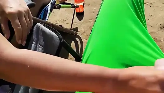 Рискованная дрочка от сводной сестры юной на пляже на улице. Чуть не застукали полицией