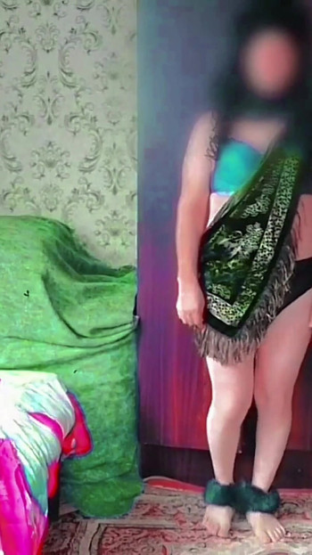 Ohromující okamžik z "Self Palpate Big Ass Booty Shemale ve velmi sexy stylu ohýbání"