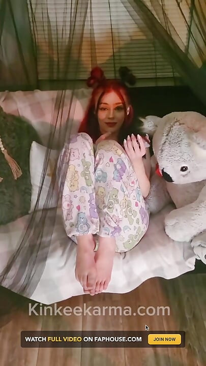 صديقي المقرب يمسك بي وأنا أستخدم ألعابه الجنسية