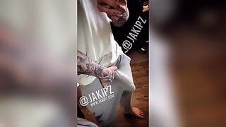 Jakipz joue avec sa grosse bite et pré-cum dans des sweats gris
