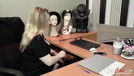 Mature Lady Enjoying Hardcore Drilling of Her Pussy and Anal