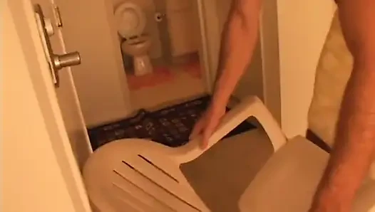 Genç adam azgın olgun sürtüğü yerde sikiyor