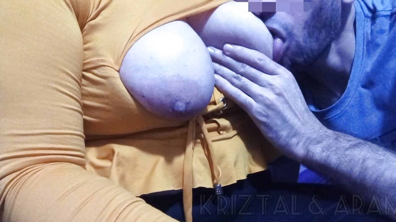 Mi marido se deleita chupando mis grandes tetas naturales, el es adicto a jugar, acariciar y chupar mis pezones parte 2