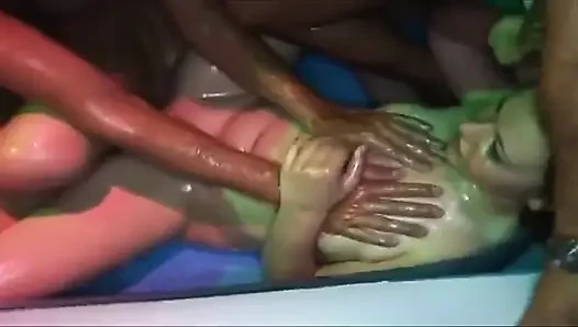 Sümüklü bebek gibi kız havuzdaki grup sekste genişliyor