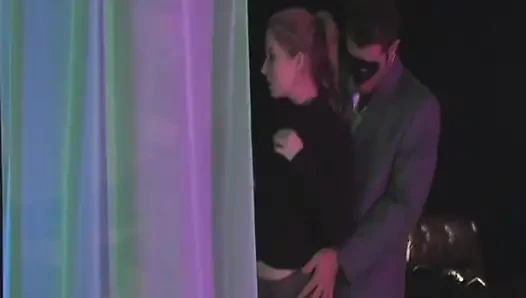 Cewek nakal rambut pirang dengan toket besar ini lagi asik nyepong dan ngentot kontol pria kulit hitam