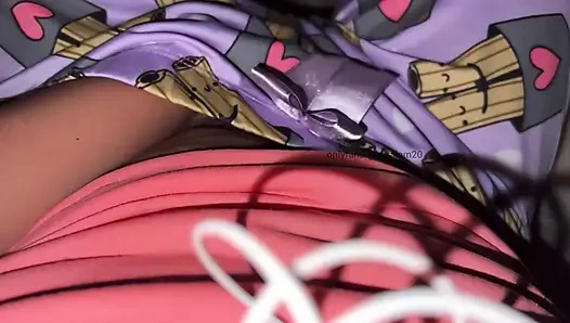 Heißes junges mädchen. Unter den bettlaken nasst sie ihr höschen mit orgasmus.