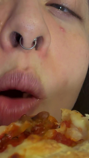 Zarobljeni ste u kutiji za pizzu ovog diva i proždrli.
