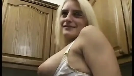 Avrupalı orta yaşlı seksi kadın ile güzel bakış açısı oral seks sahnesi