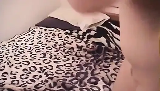 Cewek semok rambut pirang dengan toket aduhai ini lagi asik nyepong kontol sebelum ngentot kontolnya habis-habisan