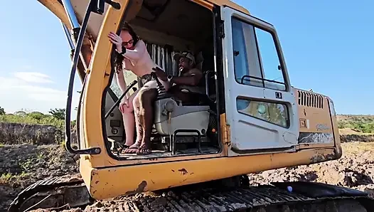 Verantwortungsloser Bediener Verlässt Die Arbeit, Um Während Der Arbeitszeit in Der Maschine Sex Zu Haben