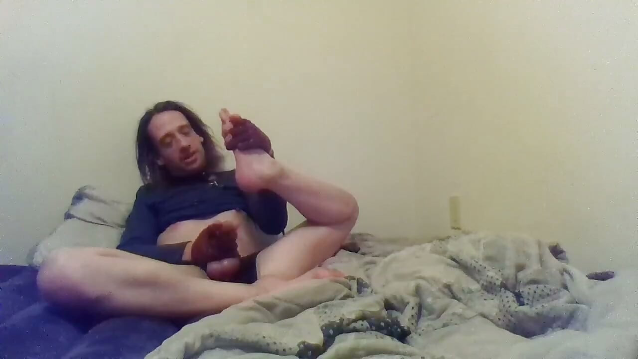 Solo-transgirl kneift, klatscht und zieht ihre eigenen kleinen titten