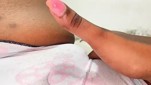 Я надень тугие шорты и зудю мою вагину, и мне удается получить хороший оргазм