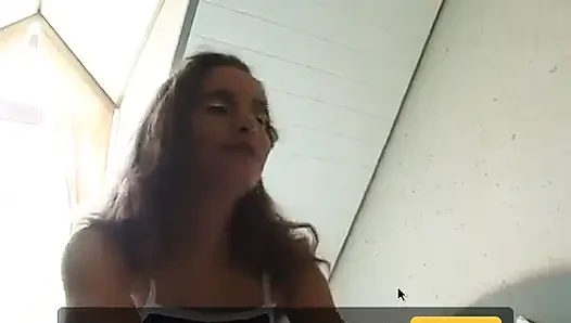 Küçük memeli esmer genç kız ıslak amcığını ovalıyor