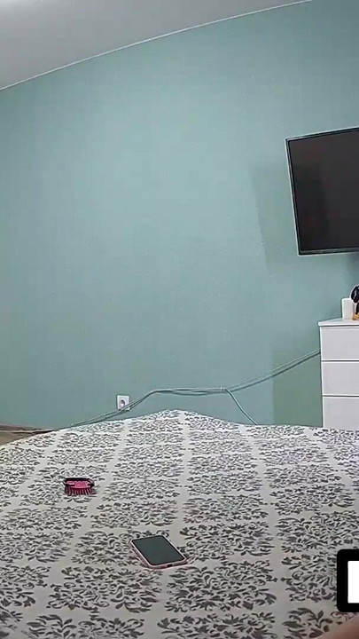 LUUV. Två tjejer förvandlar rumsrengöringen till en graciös riktig amatörfilm i städersuniform | Klipp 3