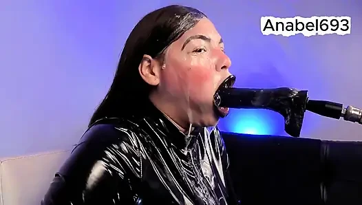 Ein Dämon in Latex, Latexhandschuhen, einem Latexanzug und schwarzen lippen lutscht sinnlich deinen schwanz und spuckt Speichel und Sperma auf mich