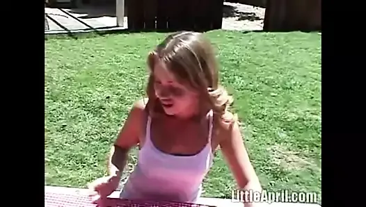 Малышка трахает пальцами киску на пикнике на улице