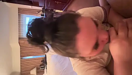 Cuck cuck kesucian klitoris menonton! Istri hot lagi asik nyepong kontol besar!