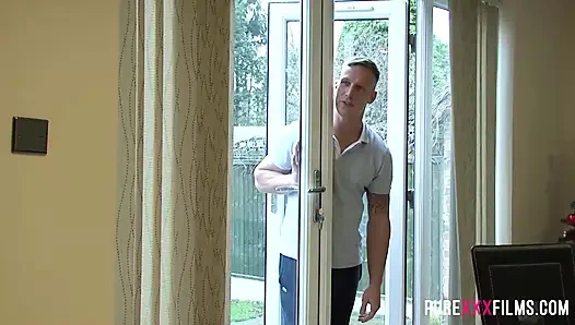 Çoraplı orta yaşlı seksi kadın büyük bir yarağa biniyor