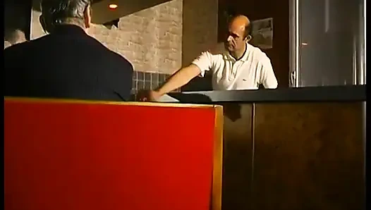 Pertemuan dua cewek hot rambut cokelat di klub malam untuk ngentot