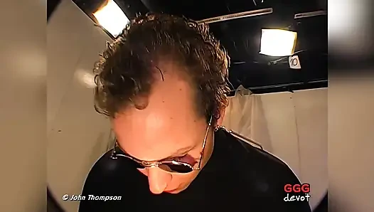 Edepsiz Sürtüğün Yüzü Ve Amcığı Tüm Mürettebat Tarafından Sırılsıklam Oluyor