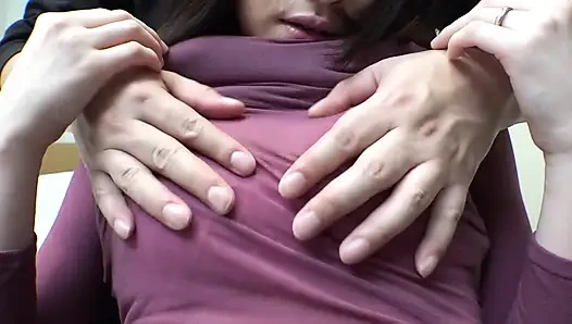 A116B06 seorang istri yang santai yang mengekspos pakaian dalamnya di luar ruangan, istri murah hati yang berjalan melalui kota dan dalam mood yang baik sementara terus-menerus di bawah tatapan pria, menerima segalanya!