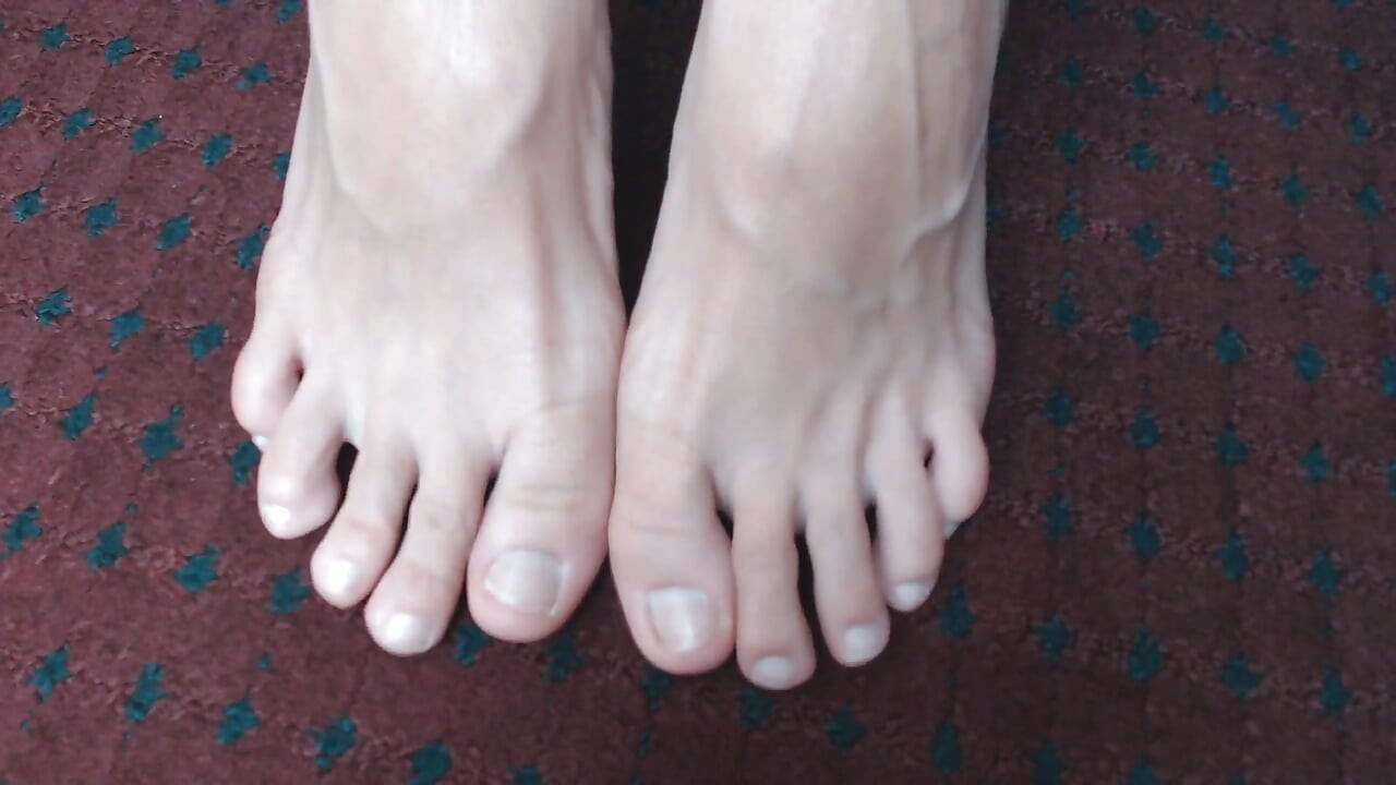 Abby's toes no polish wiggling