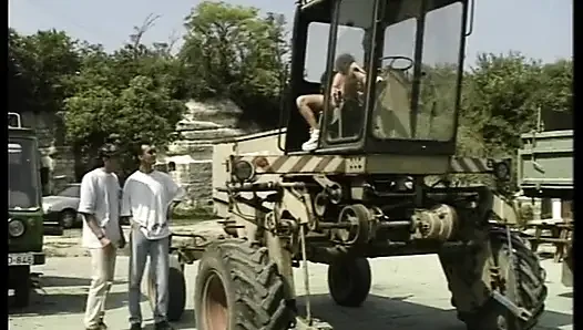 Muhteşem sarışın orta yaşlı seksi kadın yarağını vahşi bir gezintiye çıkarıyor