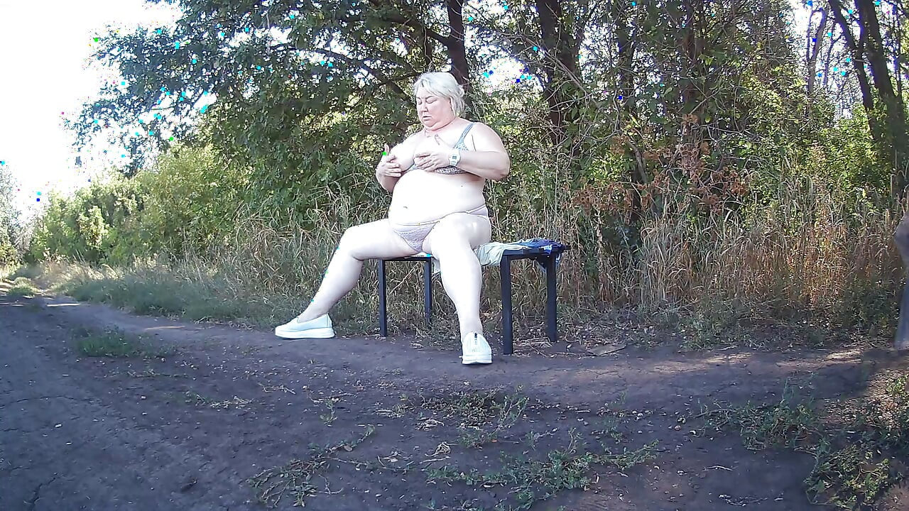 Svekrva u parku se skida i masturbira do orgazma na klupi