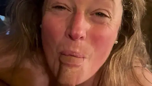 Pasangan kekasih ngangkang bolak-balik, istri nyepong kontol